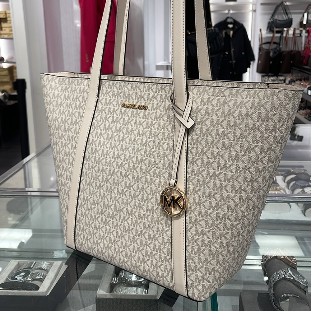 MICHAEL KORS
Pratt Large Signature Logo Tote Shoulder Bag
COLOR LIGHT CREAM
NWT - Picture 3 of 16